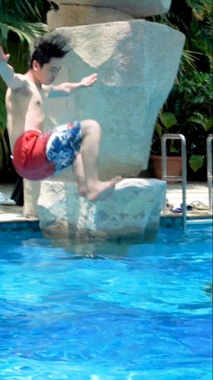男生玩水跳到游泳池里升格视频20秒视频