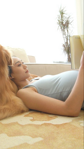 狗狗和孕妇悠闲的躺在客厅视频