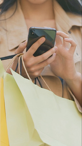 购物女性网上购物使用手机慢动作视频视频