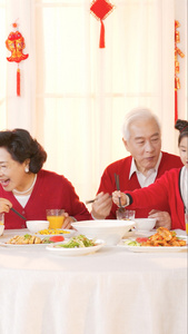 春节一家人吃年夜饭视频