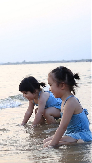 夏日儿童在海边上大喊嬉水冲浪36秒视频