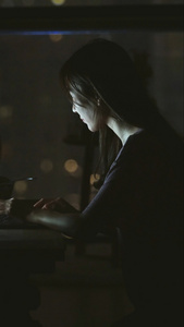 夜晚居家女性使用电脑上网视频