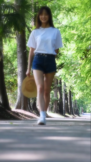 林间女孩漫步高速视频36秒视频