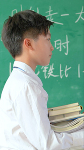 小学生抱着书本学习形象视频