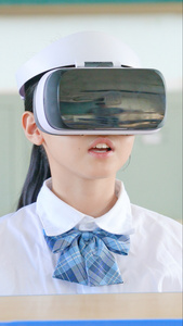 小学生使用VR眼镜体验交互技术视频