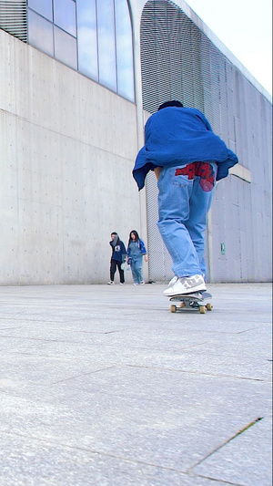滑板男孩翻板运动24秒视频