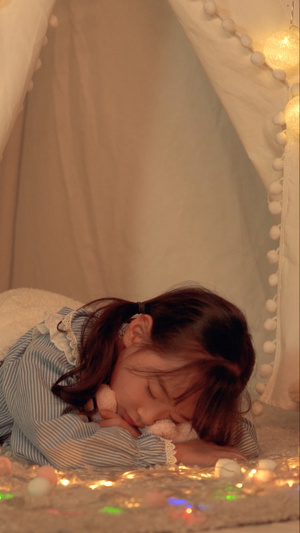 小帐篷里睡着的小女孩21秒视频