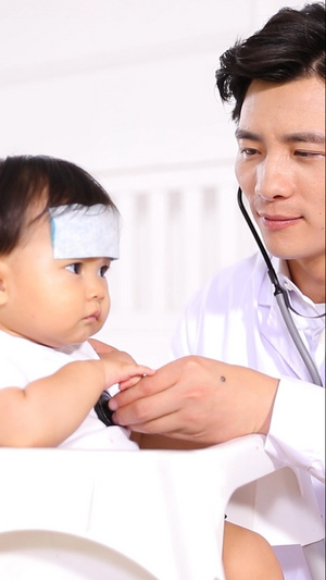家庭医生为小宝宝检查身体6秒视频
