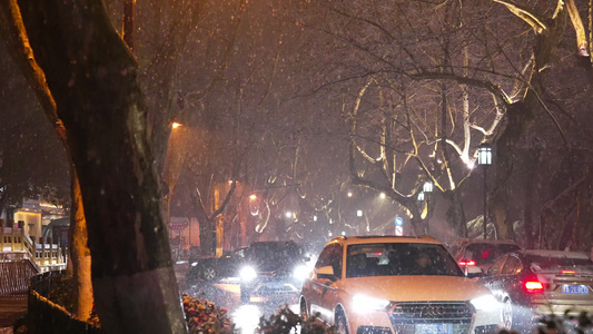 慢动作拍摄杭州雪天夜景视频