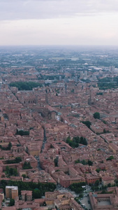 意大利博洛尼亚市中心全景城市航拍视频