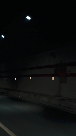 实拍隧道里飞驰的急救车紧急呼救21秒视频