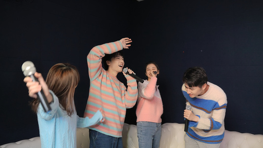 年轻人聚会唱歌视频