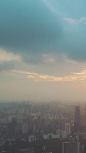 延时摄影风光城市晚霞夕阳落日金色余晖天空流动的云城市高空航拍素材城市天际线12秒视频