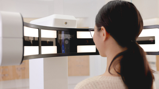 验光机器前检查视力的年轻女性背影视频
