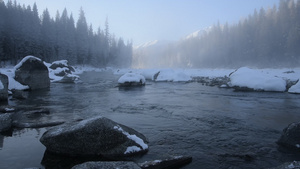 新疆喀纳斯冬季河流雪景30秒视频