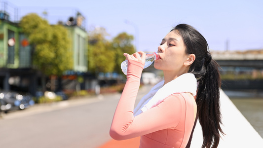 运动青年喝水休息视频