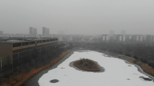 航拍雾霾大学过后的大学校园视频