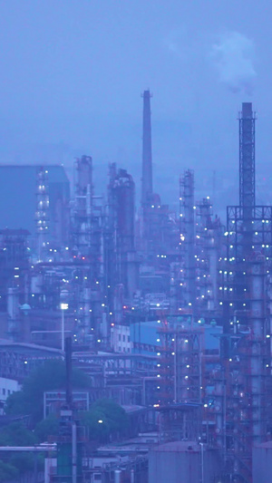 城市石化工厂制造业烟囱设备夜景素材环保素材55秒视频