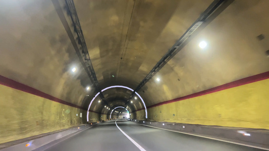 第一视角高速公园隧道交通行驶中的汽车4k素材视频