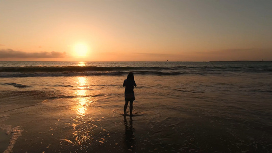 4K落日时海边独自听海的女生背影视频素材[只身]视频