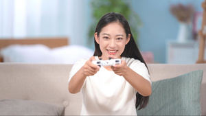 4k居家女性在家打电子游戏13秒视频
