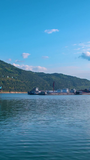 延时蓝天白云下的长江轮船码头长江边10秒视频