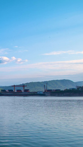 延时蓝天白云下的长江轮船码头造船厂视频