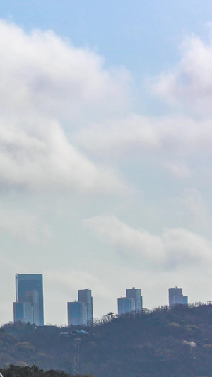 青岛风光延时高耸的电视塔和流云17秒视频