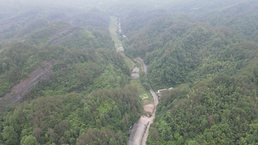 航拍山谷蜿蜒山路 视频