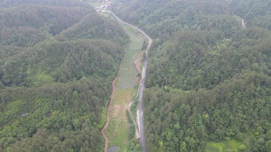 航拍山谷蜿蜒山路 视频