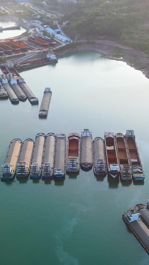 航拍长江边码头轮船货船停靠渡口造船厂43秒视频
