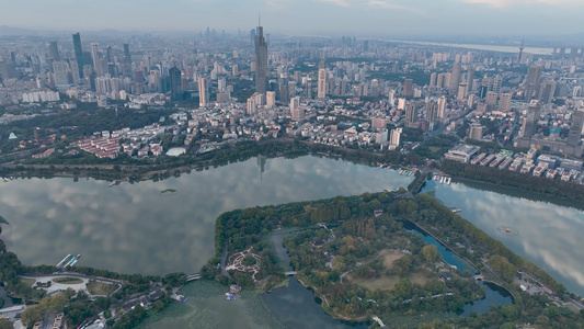 水天一色的玄武湖和南京日出风光视频