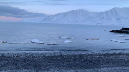 北极壮观的雪山与北冰洋视频