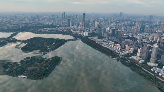 水天一色的玄武湖和南京日出风光视频