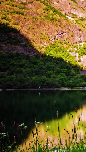 湖水河流山脉雪山延时风景秀丽16秒视频