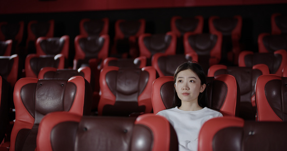 电影院内女生瞄了一看身旁空荡荡的座位后黯然神伤视频