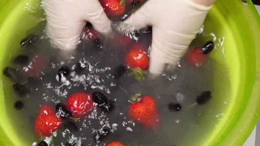 清洗草莓去果蒂视频