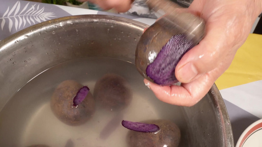 清洗紫土豆视频