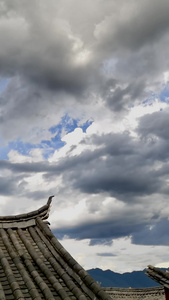 丽江古城天空的云层和彩虹延时天空空镜视频