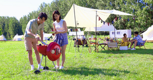 一群人在露营地野餐11秒视频