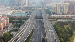郑州城市交通早高峰的快速路31秒视频