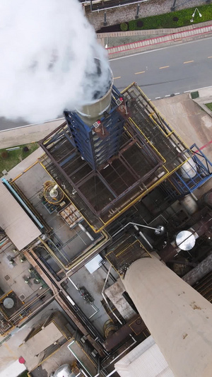 航拍城市现代化工业环保工厂冷凝塔排放的白色烟雾素材工厂素材43秒视频