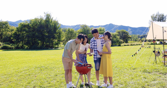 一群人在露营地野餐视频