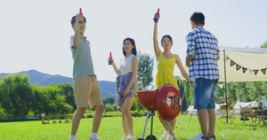 一群人在露营地野餐12秒视频