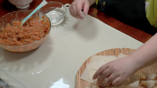 特写鲜虾馄饨制作方法视频