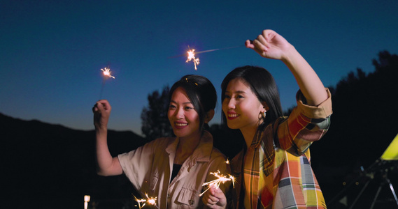 晚上在露营地放烟花视频