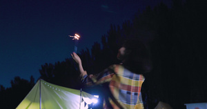 晚上在露营地放烟花11秒视频