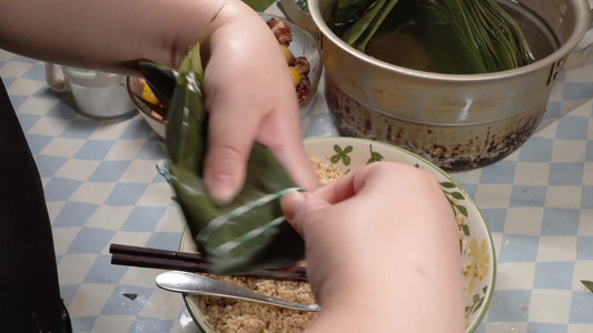 长粽子肉粽包法视频