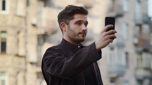商务男性的街头举起手机视频聊天21秒视频