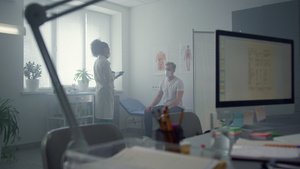 女医生在医院办公室使用平板电脑咨询病人11秒视频